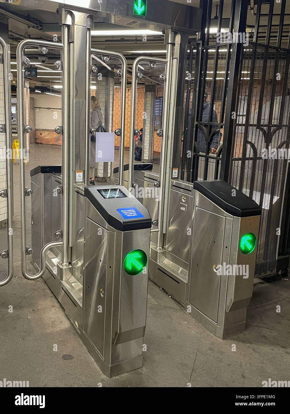 Le porte scorrevoli in vetro e i sensori high-tech sostituiscono i tornelli metallici tradizionali per bloccare l'evasione dei biglietti nella metropolitana nel 2026, NYC, USA Foto Stock