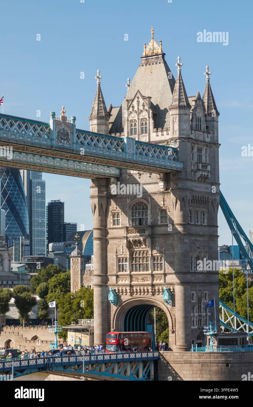 Inghilterra, Londra, il Tower Bridge e la City of London Skyline Foto Stock