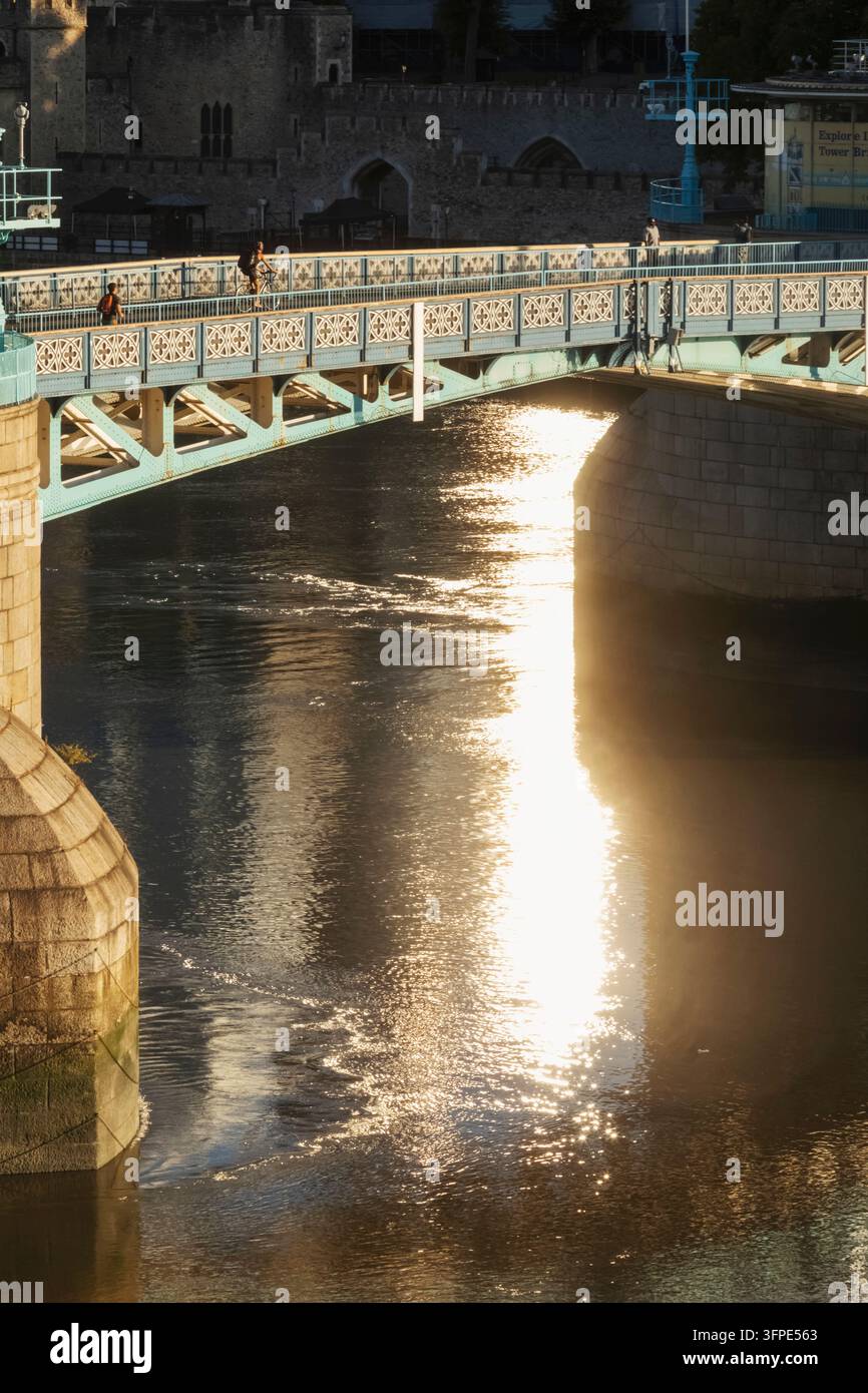 Inghilterra, Londra, dettaglio del Tower Bridge e del Tamigi Foto Stock