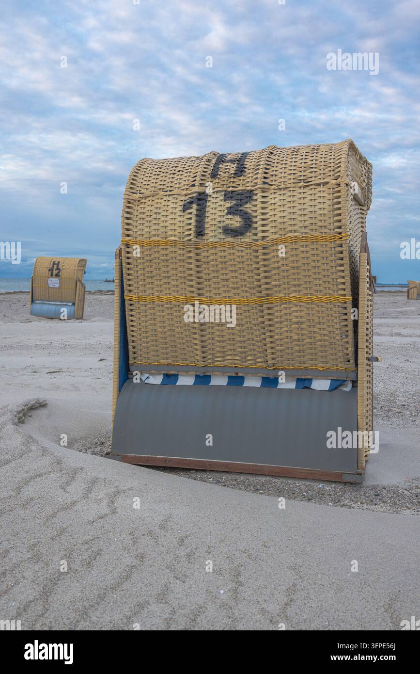 Sedia da spiaggia in riva al mare con il numero 13 sopra Foto Stock