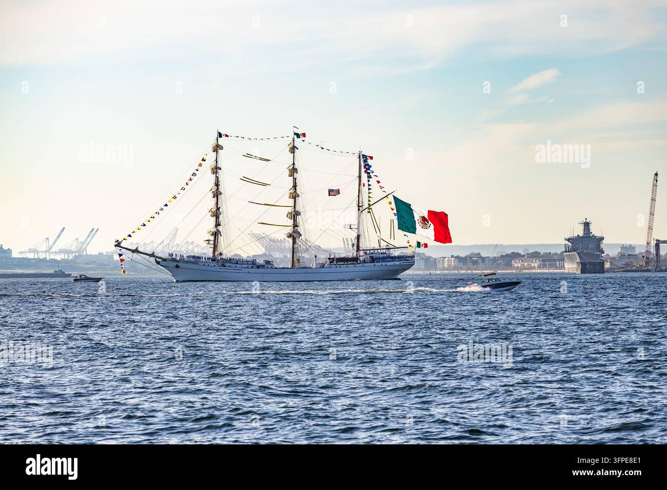 New York, USA - 20 settembre 2026: nave da addestramento a tre alberi della Marina messicana ARM Cuauhtemoc che naviga sul fiume Hudson con motoscafi sullo sfondo Foto Stock
