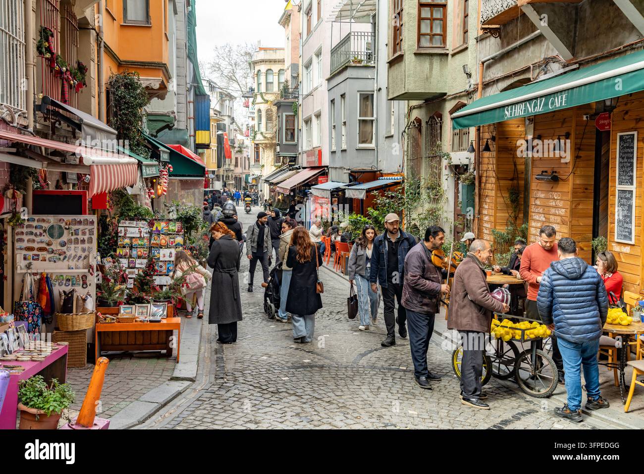 Caffè e negozi nel colorato quartiere di Balat, Istanbul, Turchia Foto Stock