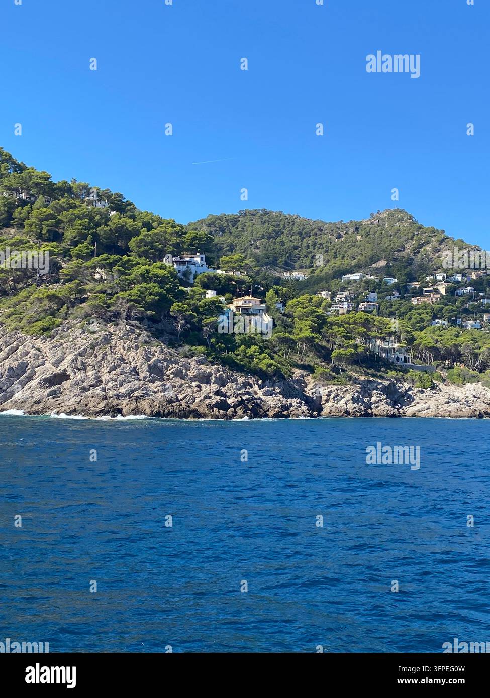 Il lato spiaggia della vita. Guarda il colore blu vicino al mare e la forma delle onde, che porta un sorriso sul tuo viso. Vista scenica dal mare - Immagine stock catturata con smartphone