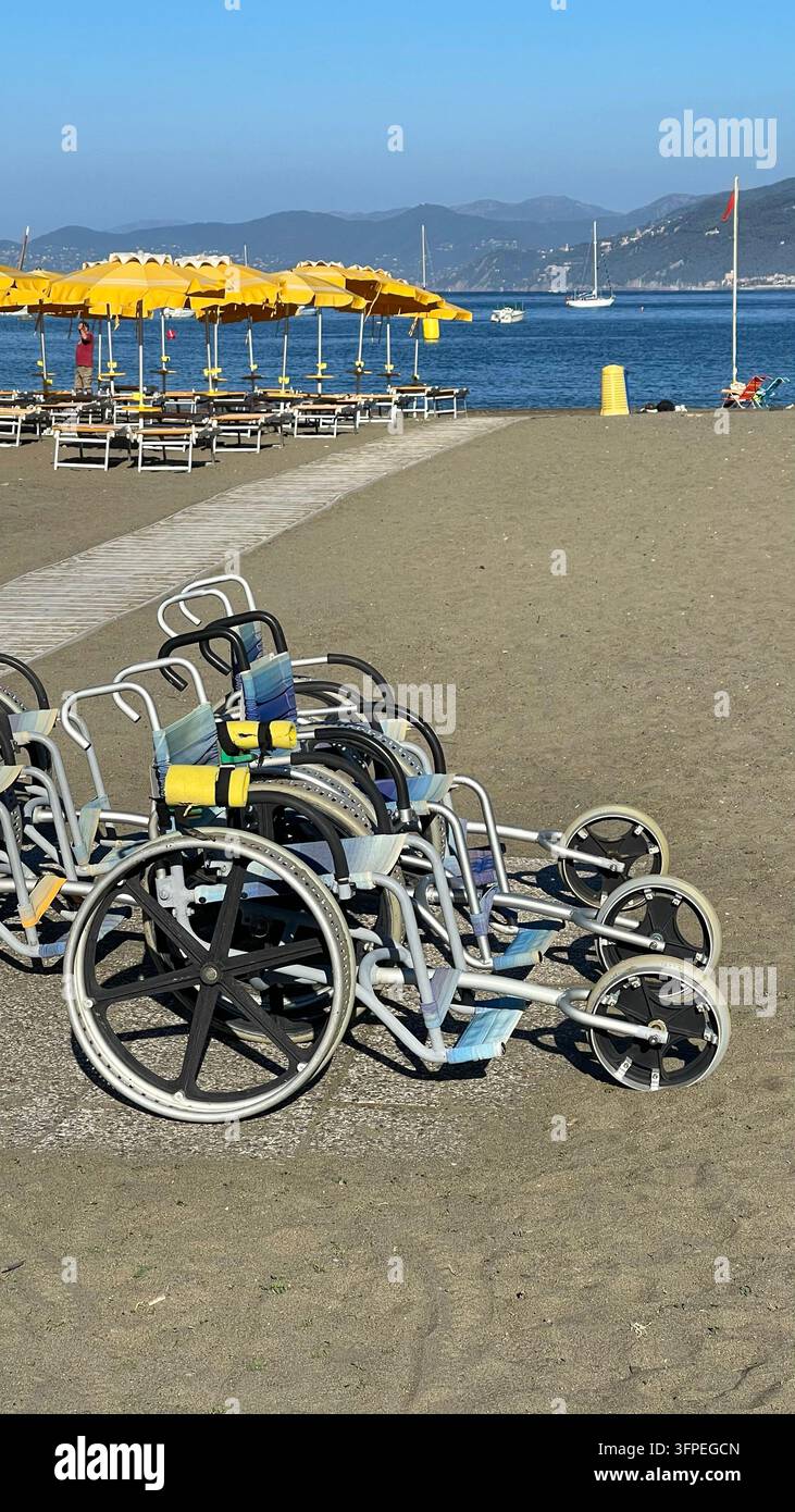 Sedia a rotelle da spiaggia per disabili sulla sabbia, viaggi accessibili. Turismo inclusivo, ricreazione all'aperto, diversità. Assistenza sanitaria, riabilitazione per disabili Foto Stock