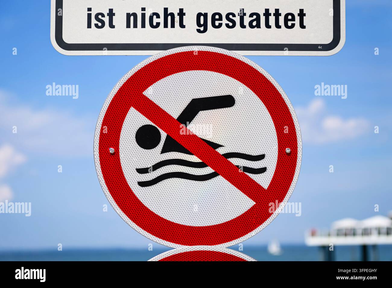 Nuoto vietato al molo; cartello "Divieto di nuoto" al ponte Seeschlösschen a Timmendorfer Strand, Schleswig-Holstein, Germania Foto Stock