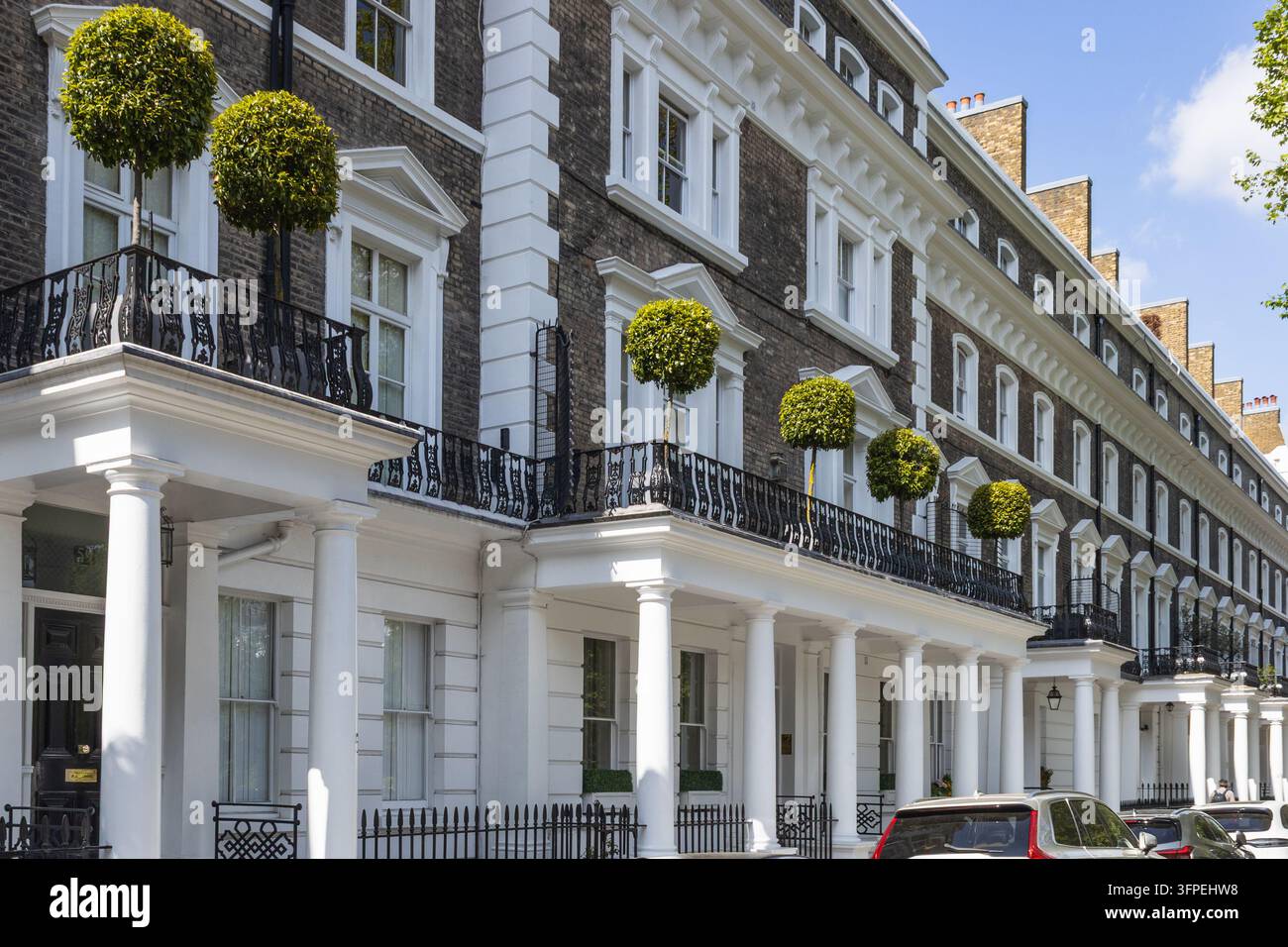 Facciata esterna di case a schiera residenziali tradizionali vittoriane o georgiane, Londra, Regno Unito Foto Stock