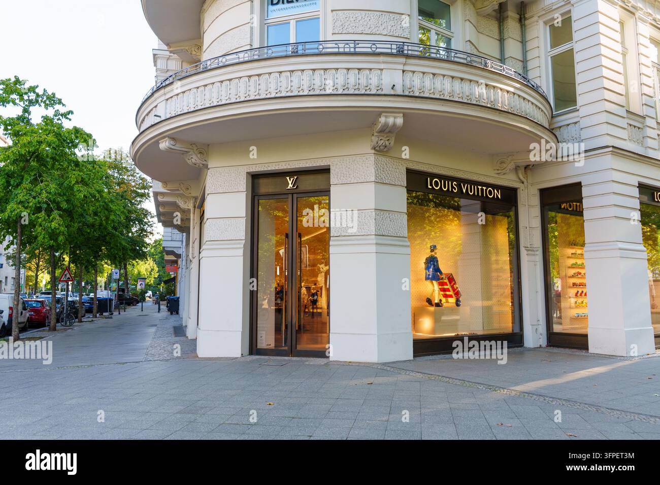 Berlino, Germania - 27 agosto 2026: La sofisticata facciata della boutique di lusso Louis Vuitton mette in mostra moda e accessori di alta gamma attraverso Illu Foto Stock