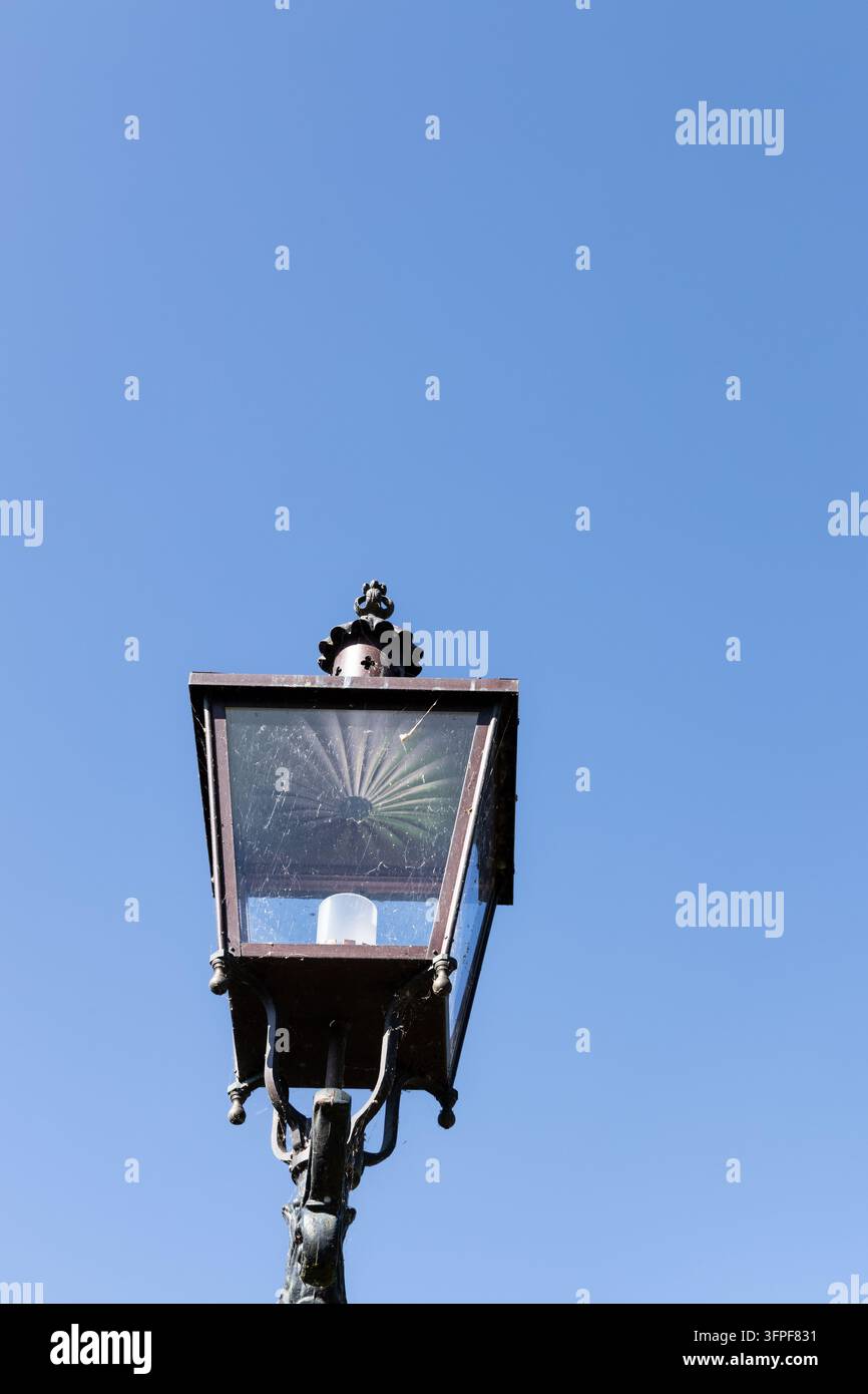 Paletto lampadaio vecchio stile contro un cielo blu terso Brouwershaven Paesi Bassi Foto Stock