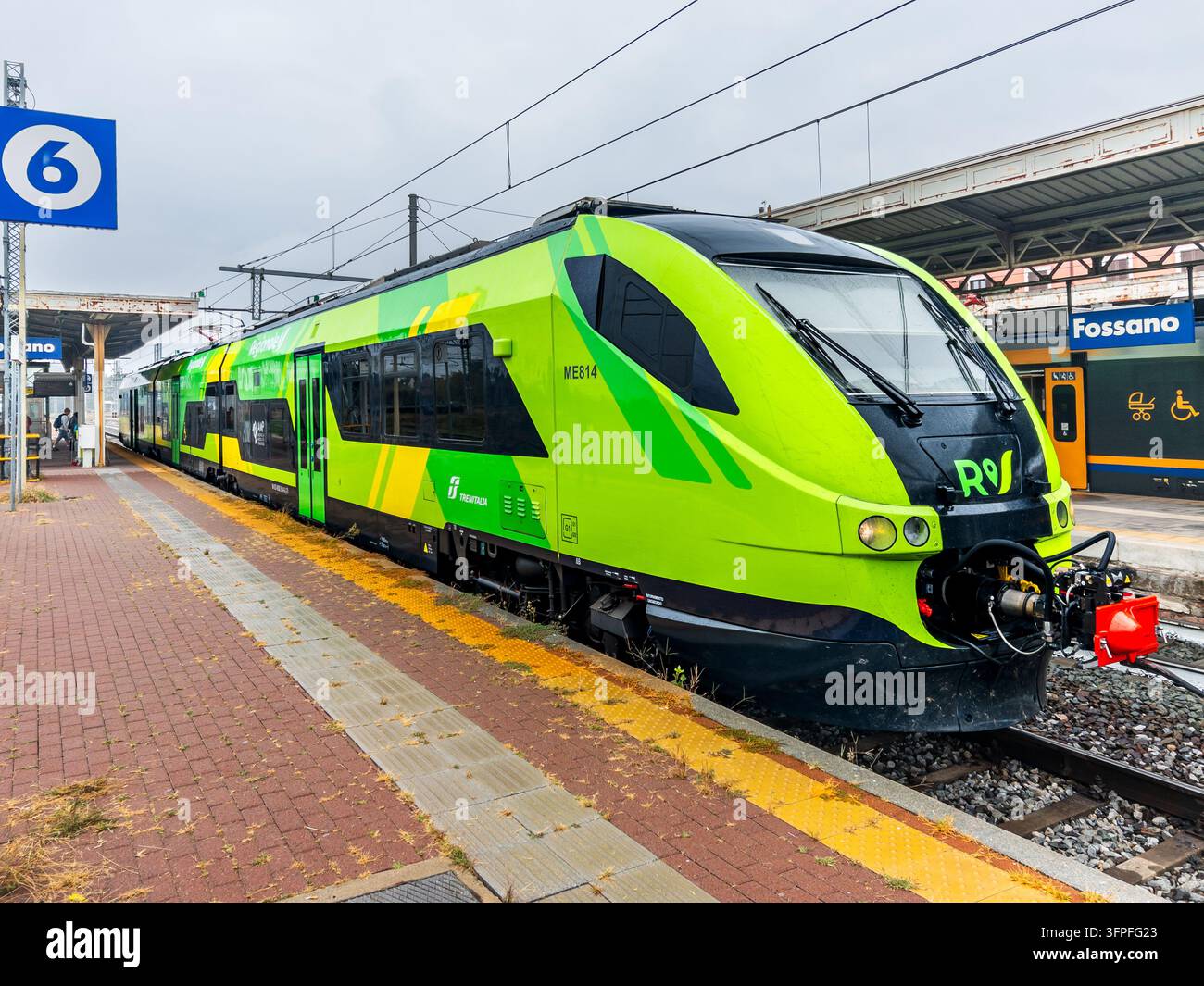 Fossano, Italia - 7 ottobre 2026: Treno passeggeri elettrico Alstom Minuetto con la nuova livrea verde brillante per i treni regionali, fermato a Foto Stock