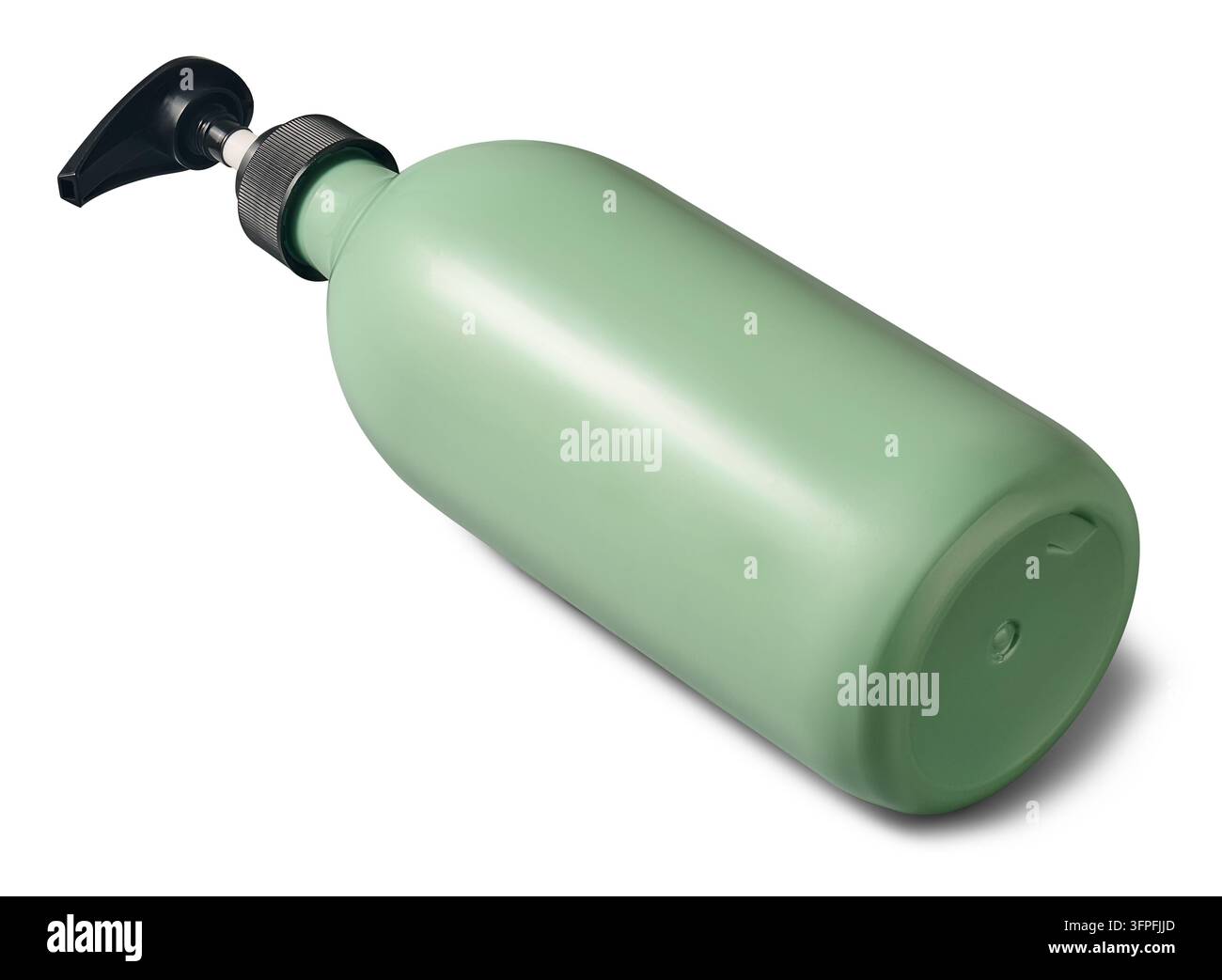 flacone di plastica verde per balsamo isolato su sfondo bianco, contenitore bianco senza marchio con erogatore a pompa nera, modello di layout per packaging cosmetico Foto Stock