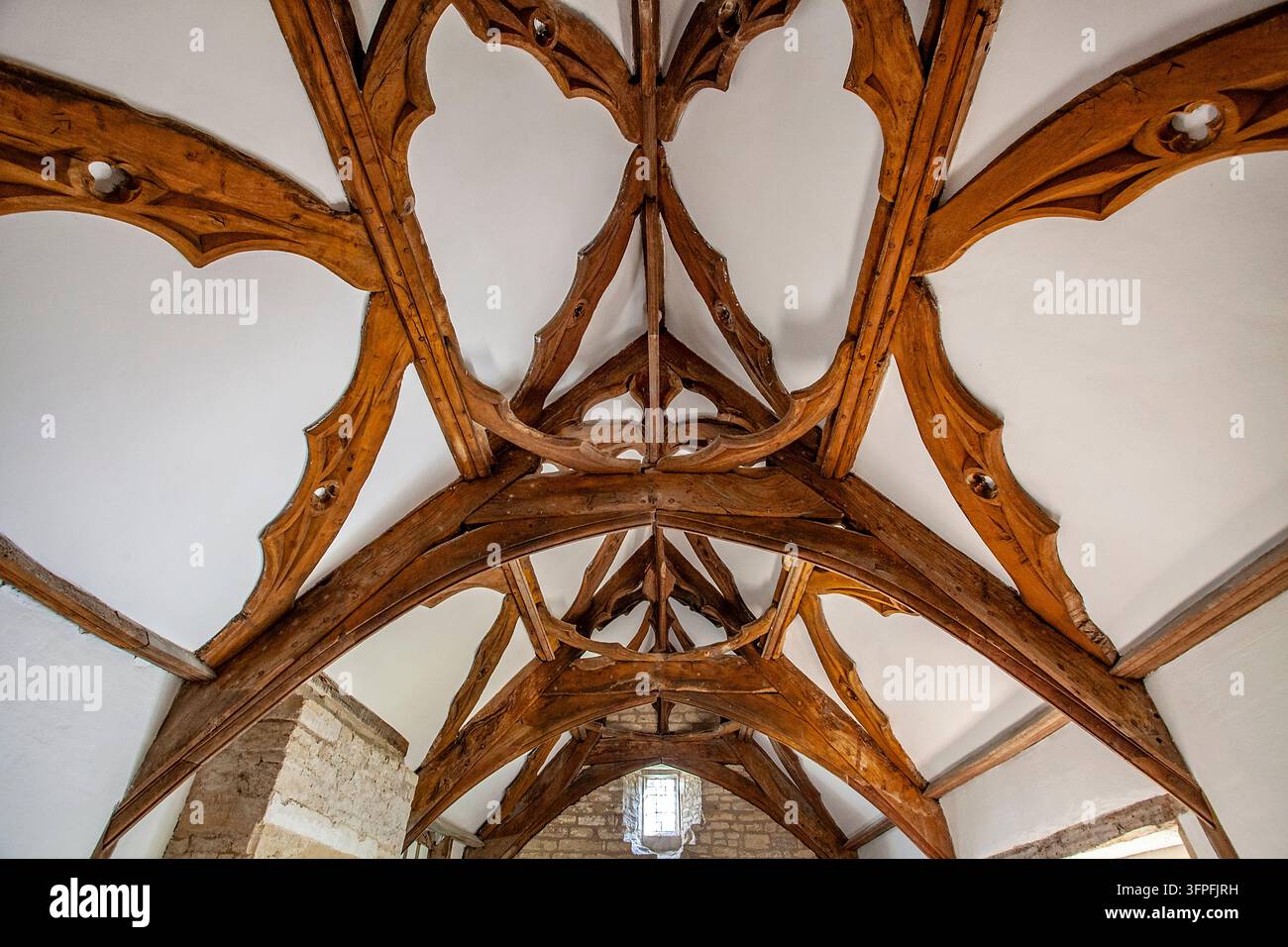 Travi del tetto in quercia finemente intagliate al maniero di Fiddleford nel Dorset, che mostrano una notevole arte medievale e abilità tradizionali di falegnameria Foto Stock