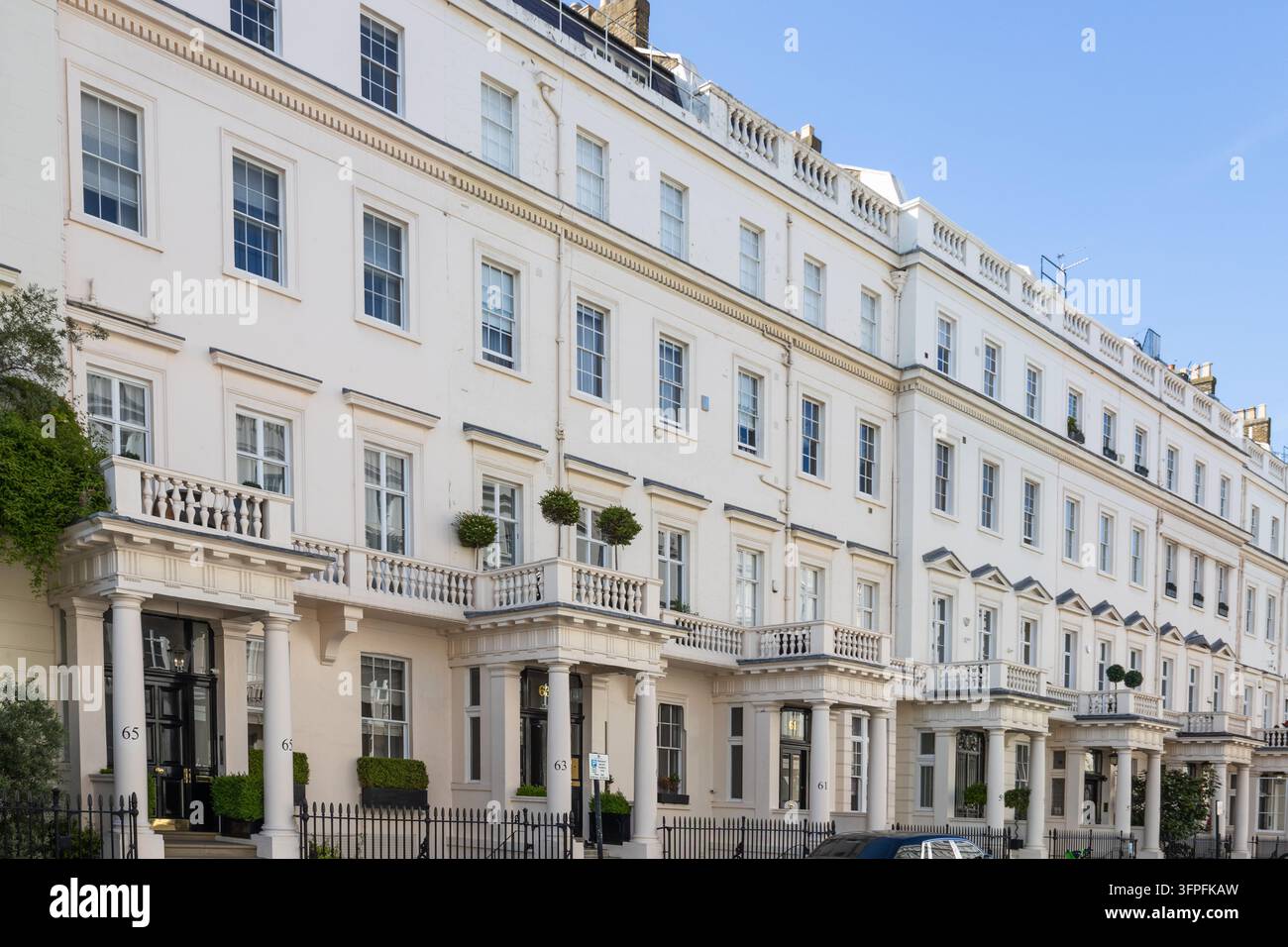 Filare di ville a schiera di lusso in intonaco bianco a Londra, Regno Unito Foto Stock