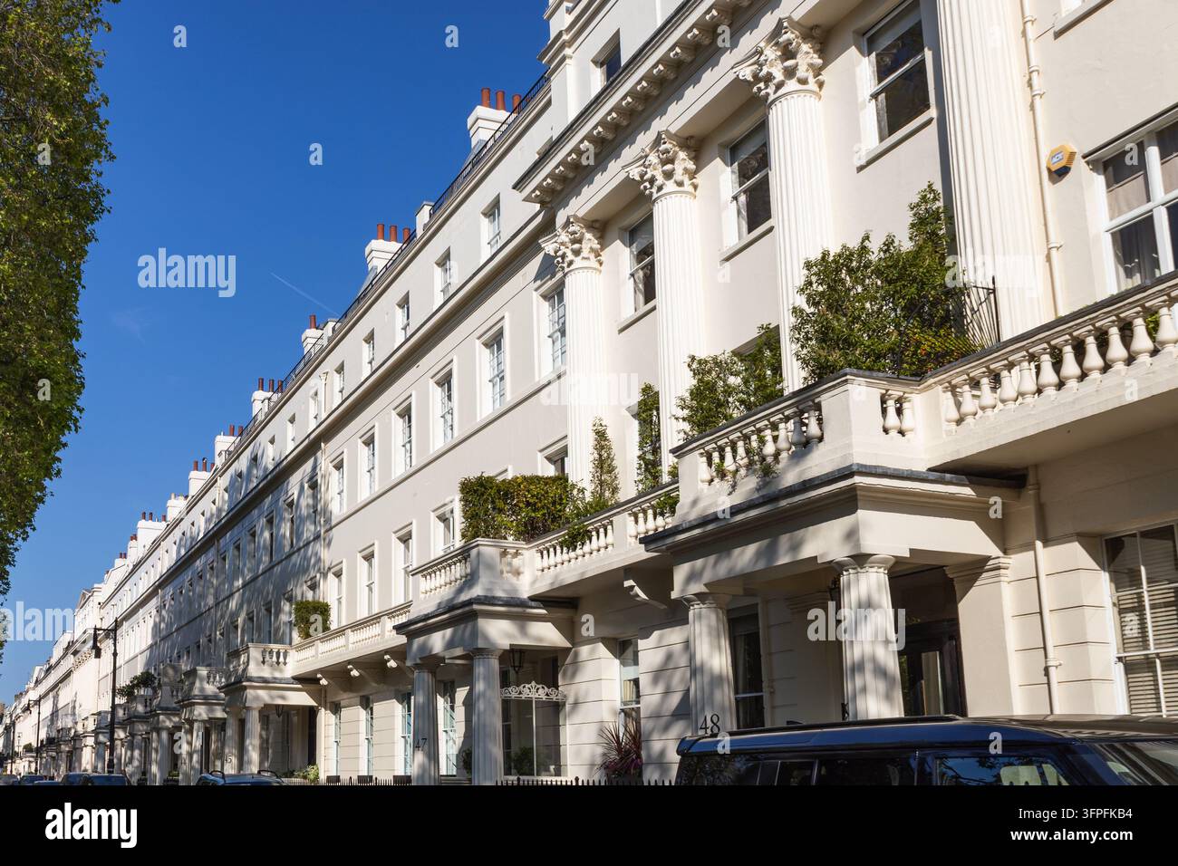 Ville a schiera storiche bianche in una lussuosa strada residenziale a Londra, Regno Unito Foto Stock