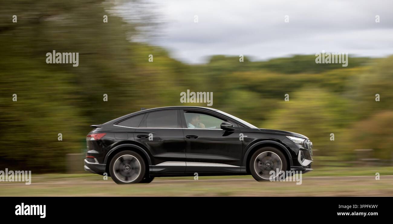Milton Keynes; Regno Unito - 6 ott.: auto elettrica Audi Q4 e-tron Sportback nera in corsa su una strada britannica Foto Stock