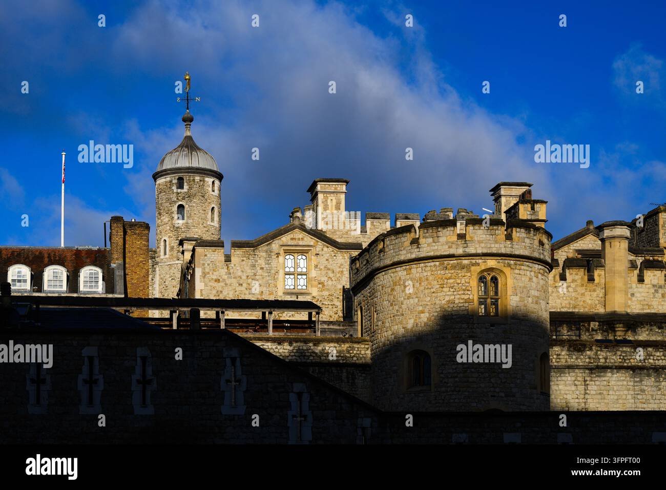 Londra, Regno Unito - 11 settembre 2026; Dettaglio della destinazione turistica storica della Torre di Londra nella calda luce del mattino Foto Stock