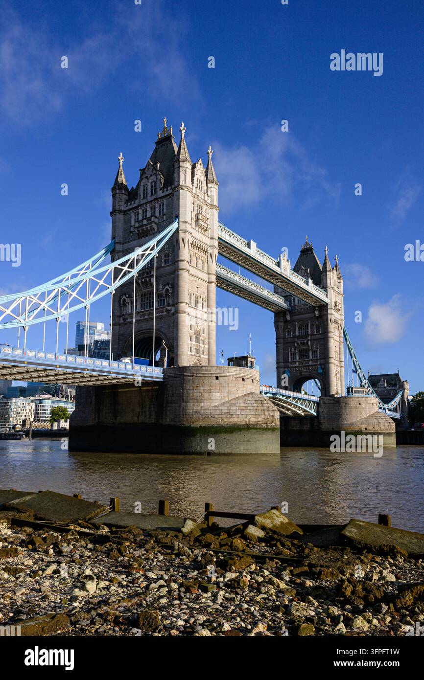 Londra, Regno Unito - 11 settembre 2026; Il storico Tower Bridge si erge sul Tamigi sotto un cielo blu Foto Stock