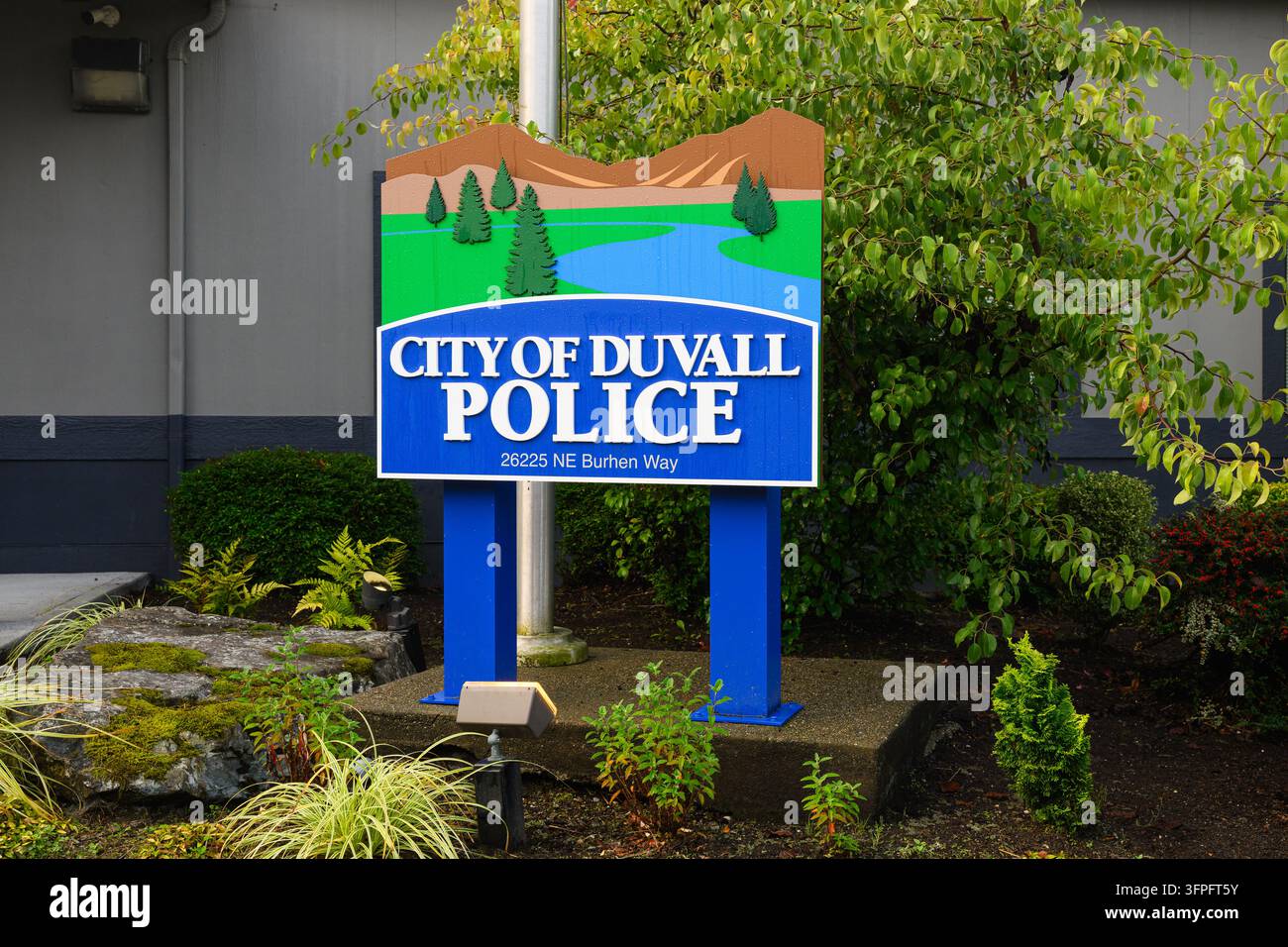 Duvall, WA, USA - 26 settembre 2026; Segnaletica della stazione di polizia della città di Duvall nella comunità della valle di Snoqualmie Foto Stock