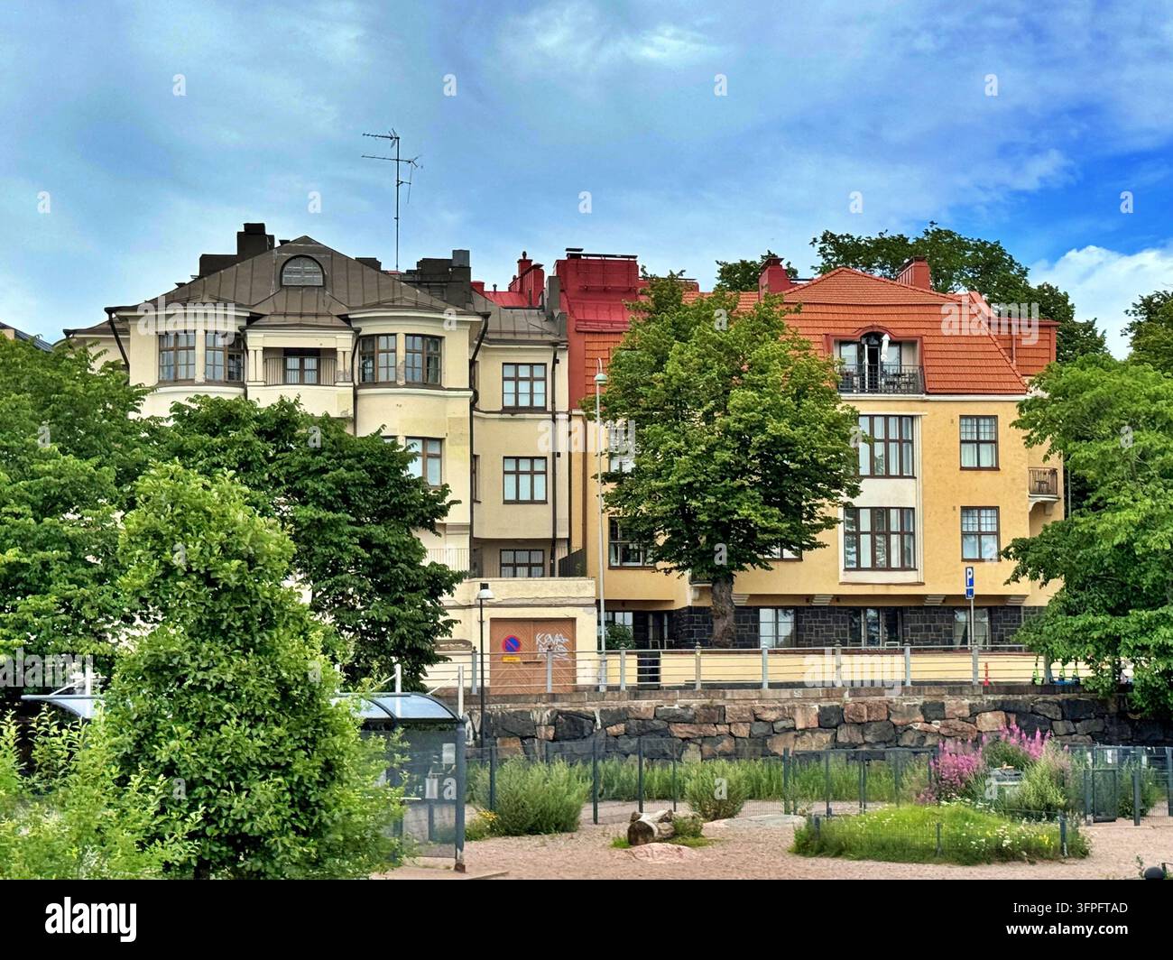 Architettura residenziale finlandese in stile Jugendstil Art Nouveau nel quartiere storico di Eira a Helsinki, Finlandia, con finestre a bovindo e tetto distintivi Foto Stock