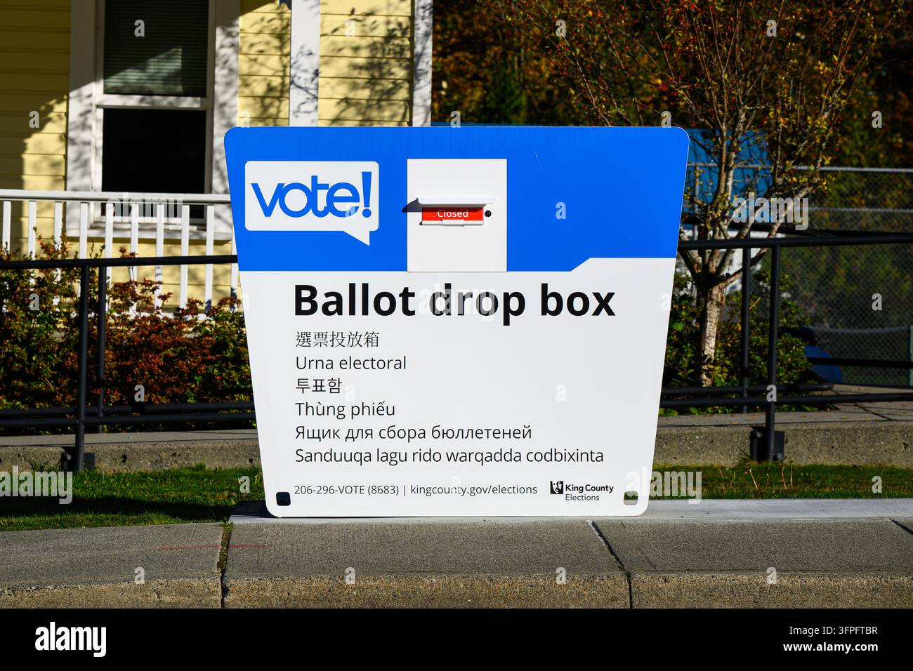 Skykomish, WA, USA – 3 ottobre 2026; cassetta per il deposito delle schede di voto King County Elections con cartello per votare Foto Stock