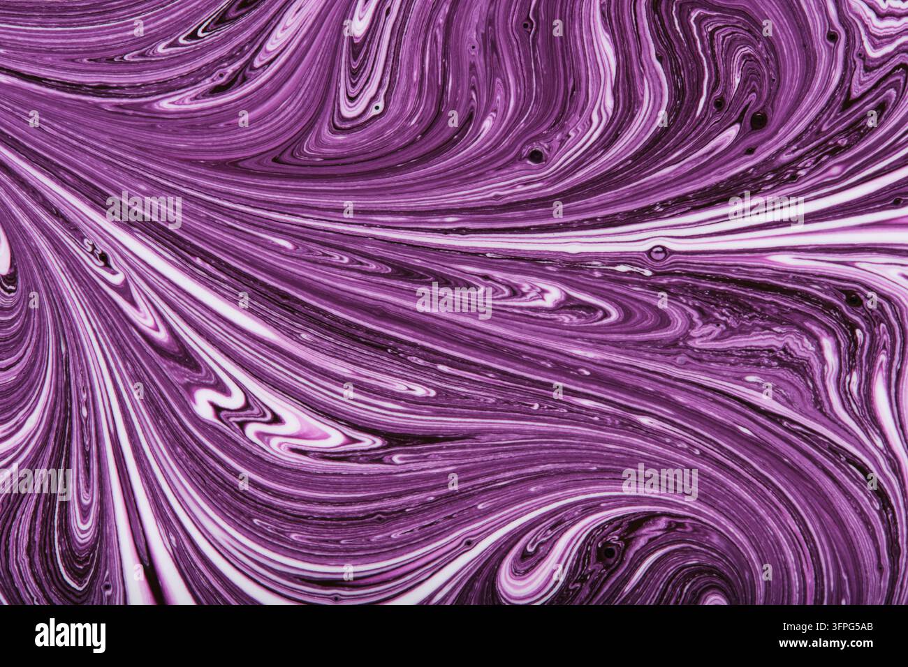Sfondo artistico fluido astratto con motivi a spirale in viola intenso, magenta e bianco Foto Stock