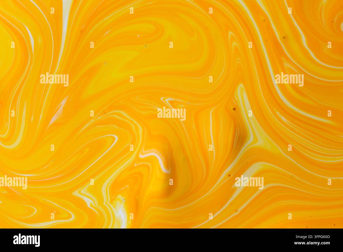 Vernice fluida giallo brillante e crema morbida che si mescola in calde onde e spirali di marmo burroso Foto Stock