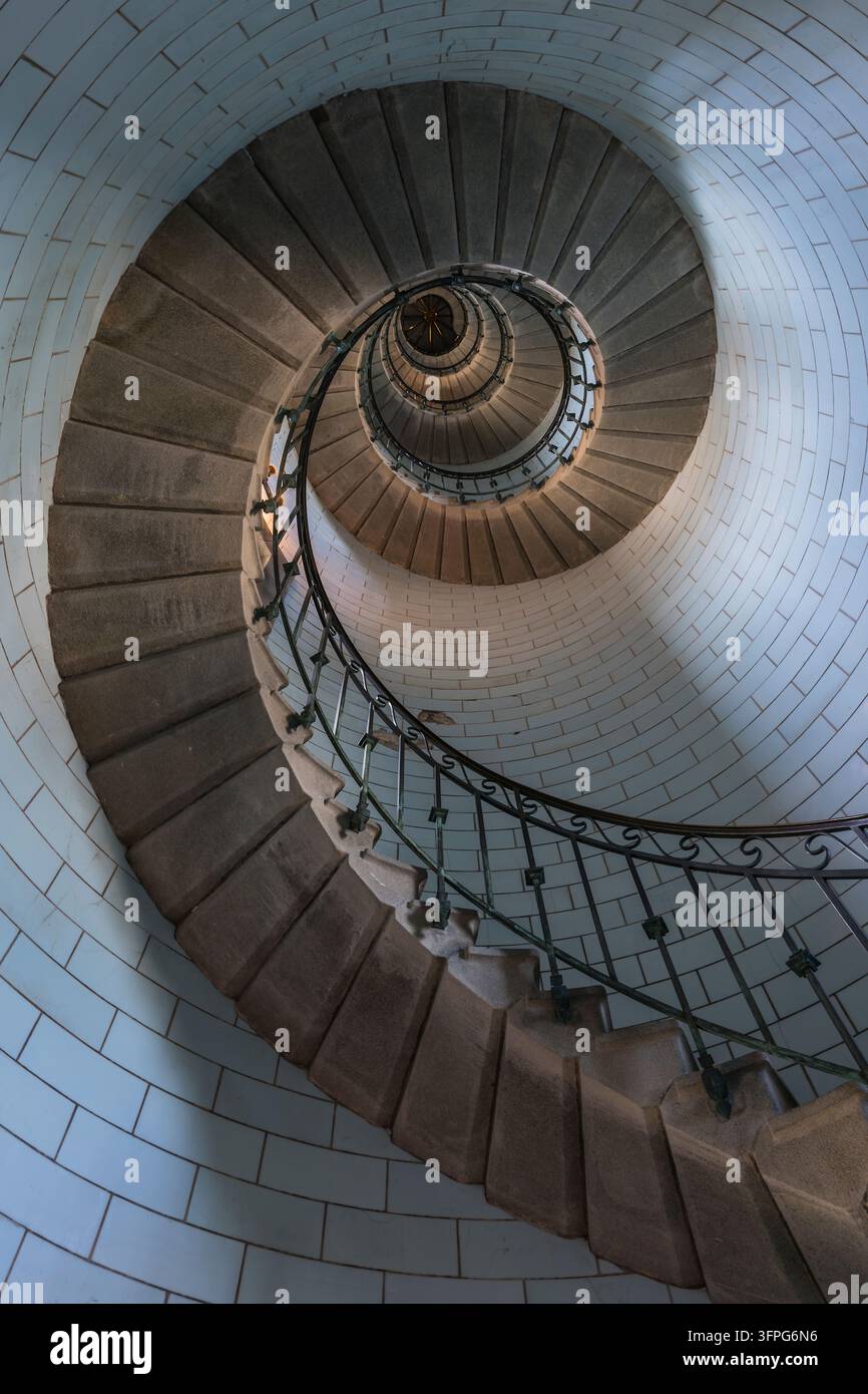 Scalinata del Phare d`Eckmühl sulla costa atlantica francese. Foto Stock