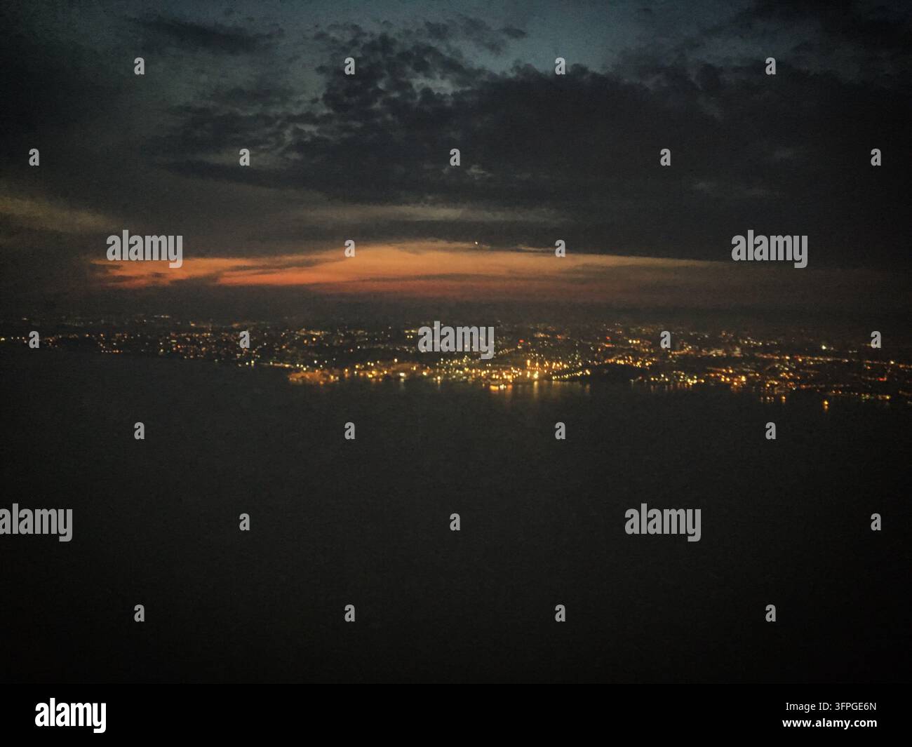 Vista aerea di Istanbul, Turchia, al crepuscolo nel giugno 2018. Le luci della città sono visibili sotto un cielo scuro con una striscia arancione vicino all'orizzonte, indicando Foto Stock