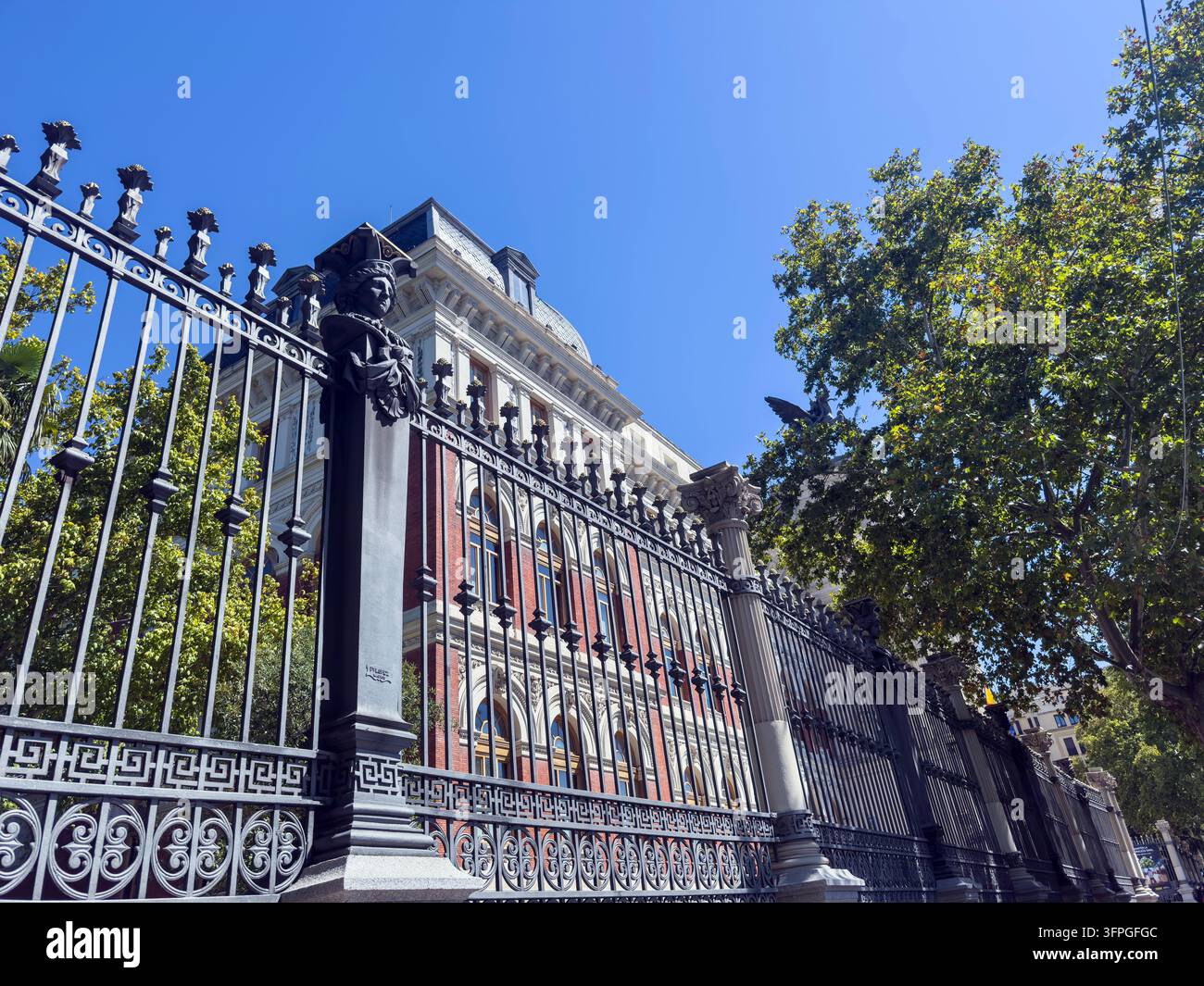 Il Ministerio de Agricultura, Pesca y Alimentación (Ministero dell'Agricoltura, della Pesca e dell'Alimentazione), il Palacio de Fomento, Paseo de la Infanta Isabel, - Immagine stock catturata con smartphone