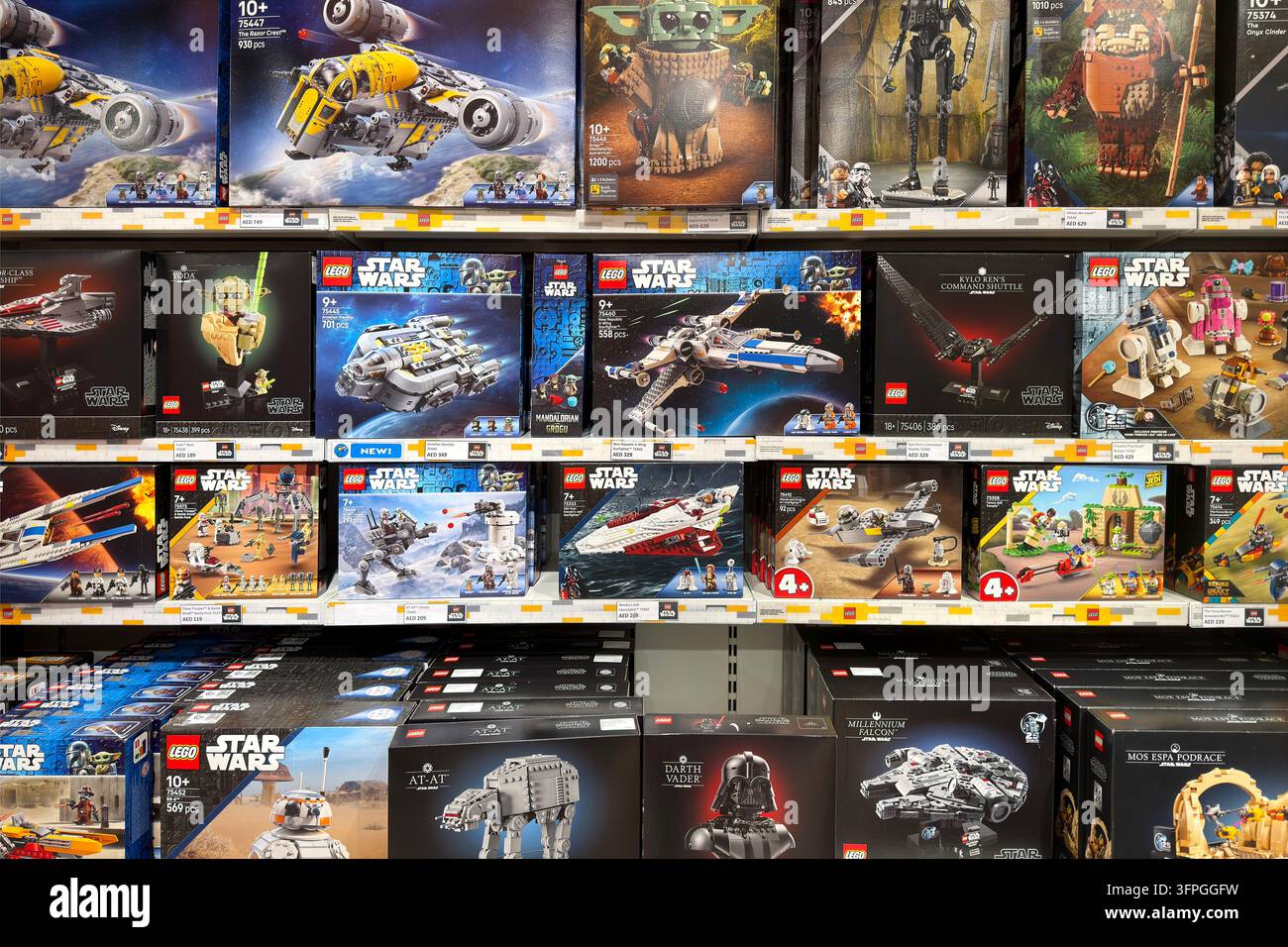 Dubai, UAE - 26 maggio 2026: set di costruzione LEGO Star Wars esposti sugli scaffali dei negozi. La collezione con licenza rimane popolare tra i collezionisti Foto Stock