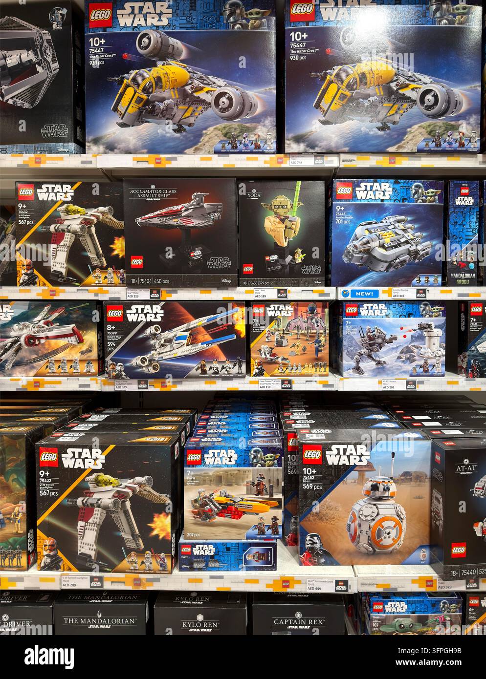 Dubai, UAE – 26 maggio 2026: Selezione di set da costruzione LEGO Star Wars esposti in un negozio di giocattoli. I prodotti con licenza combinano la costruzione creativa Foto Stock