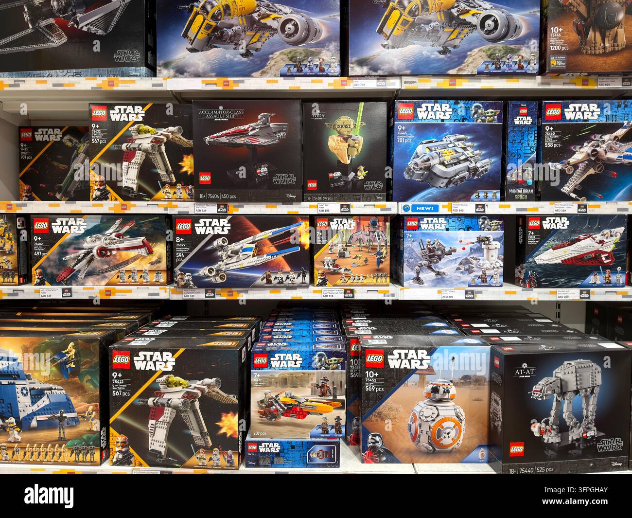 Dubai, UAE - 26 maggio 2026: Prodotti LEGO Star Wars offerti in vendita in un negozio al dettaglio. I set di costruzione basati sulla franchigia Star Wars continuano ad attirare Foto Stock