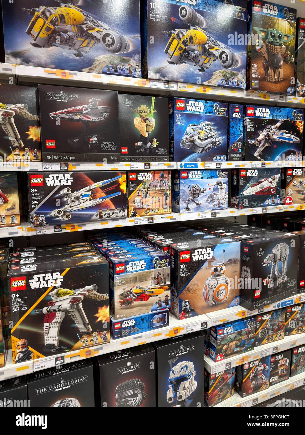 Dubai, UAE - 26 maggio 2026: set di costruzione LEGO Star Wars esposti sugli scaffali dei negozi. La collezione con licenza rimane popolare tra i collezionisti Foto Stock