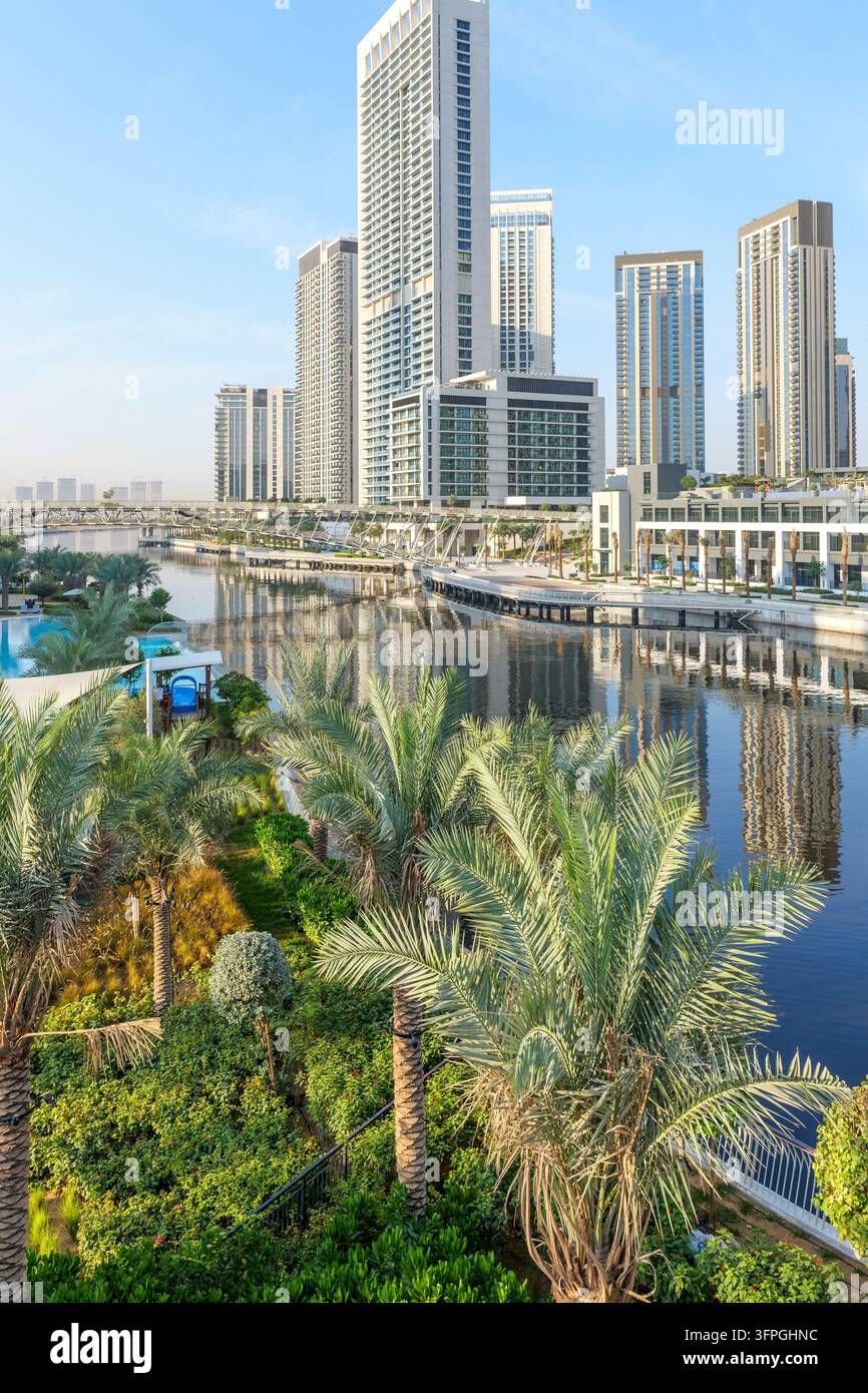 Sviluppi residenziali moderni al Dubai Creek Harbour rappresentano la crescente domanda di proprietà premium sul lungomare e investimenti immobiliari a lungo termine Foto Stock