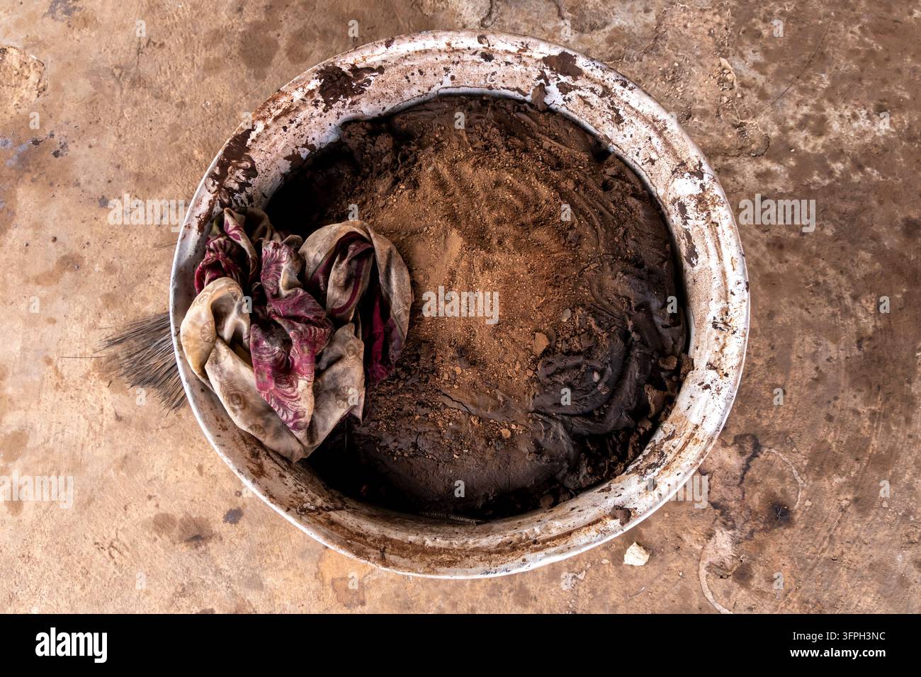 Vista aerea di un bacino contenente residui di burro di karité e un panno piegato, Regione Settentrionale, Tamale, Ghana Foto Stock