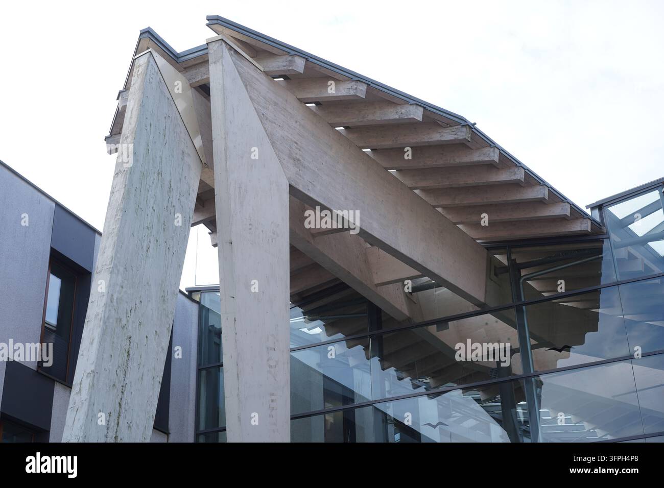 Eberswalde, Germania – 7 ottobre 2026: Primo piano dell'architettura moderna ed ecologica della Casa Paul Wunderlich (Paul-Wunderlich-Haus). Foto Stock