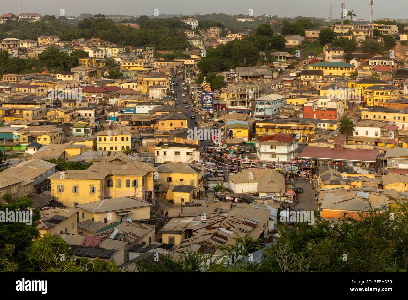 Vista elevata di una strada trafficata che attraversa il centro della città di Cape Coast, Regione Centrale, Cape Coast, Ghana Foto Stock