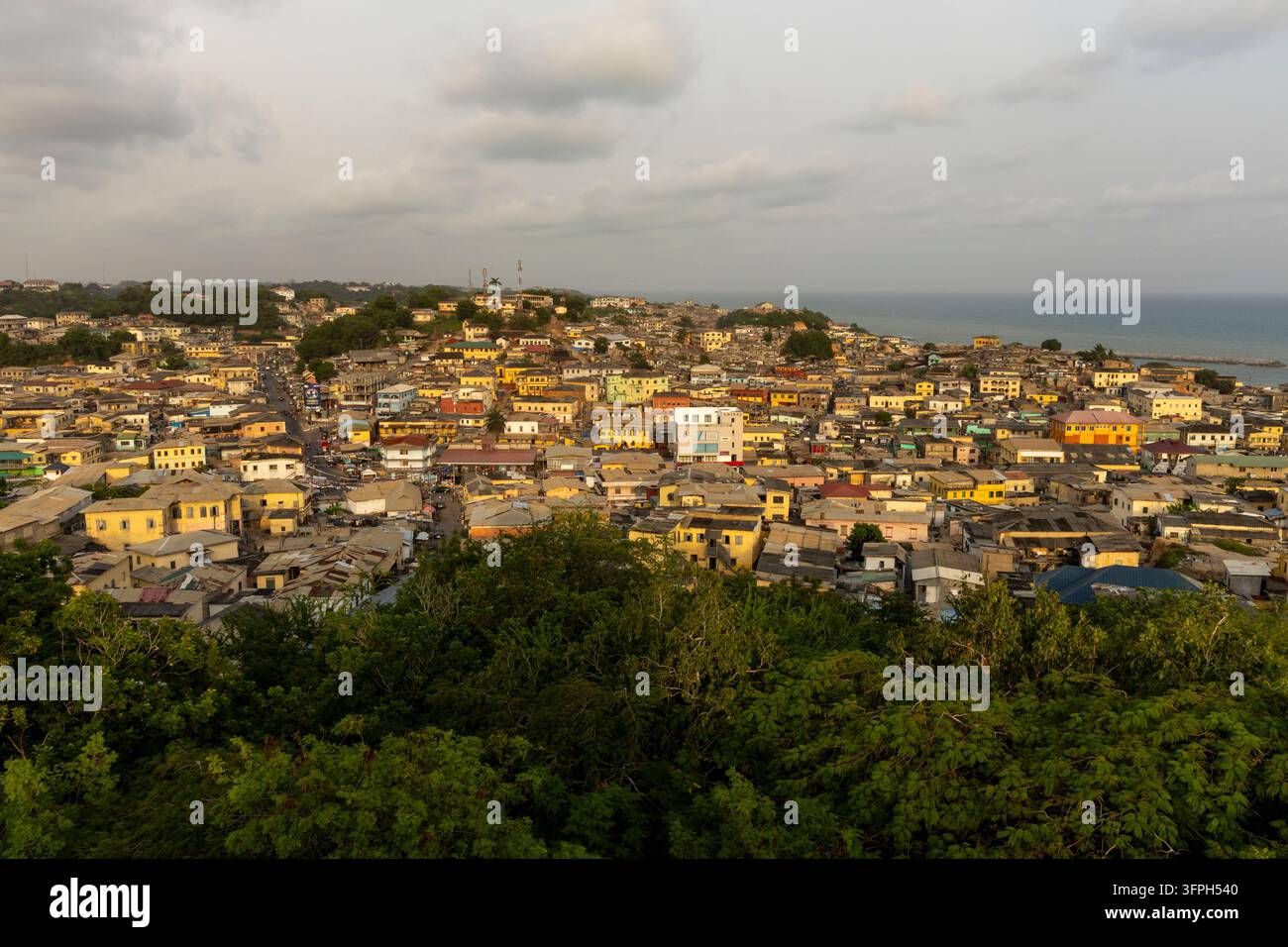 Vista panoramica sui tetti della città di Cape Coast con l'oceano sullo sfondo, Regione Centrale, Cape Coast, Ghana Foto Stock