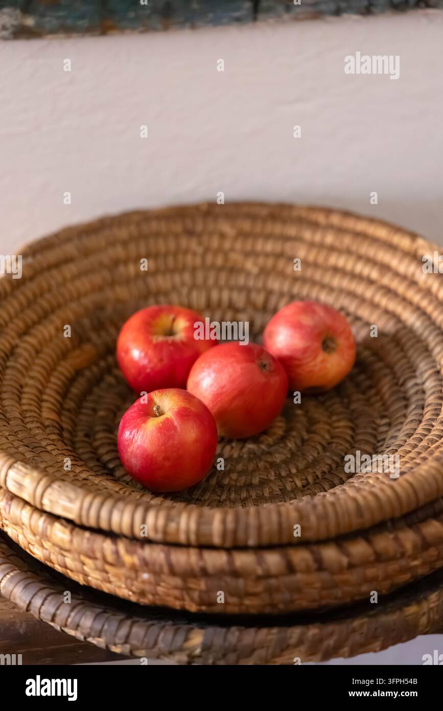 Mele rosse in un cesto intrecciato, simboleggianti un'alimentazione sana e il raccolto Foto Stock