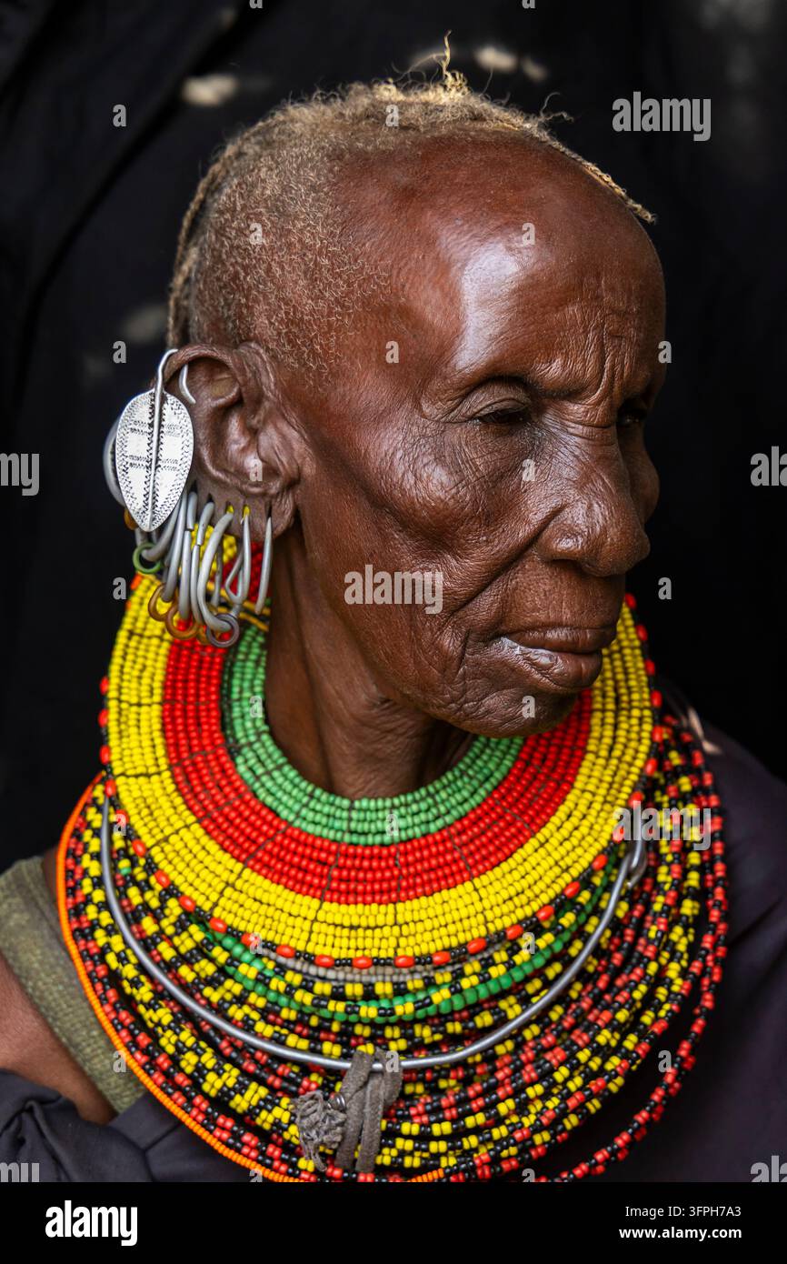 Ritratto di profilo di una donna anziana della tribù Turkana con un orecchino in foglia d'argento, anelli di metallo e strati di collane di perle, Contea di Marsabit, Loiyangalan Foto Stock