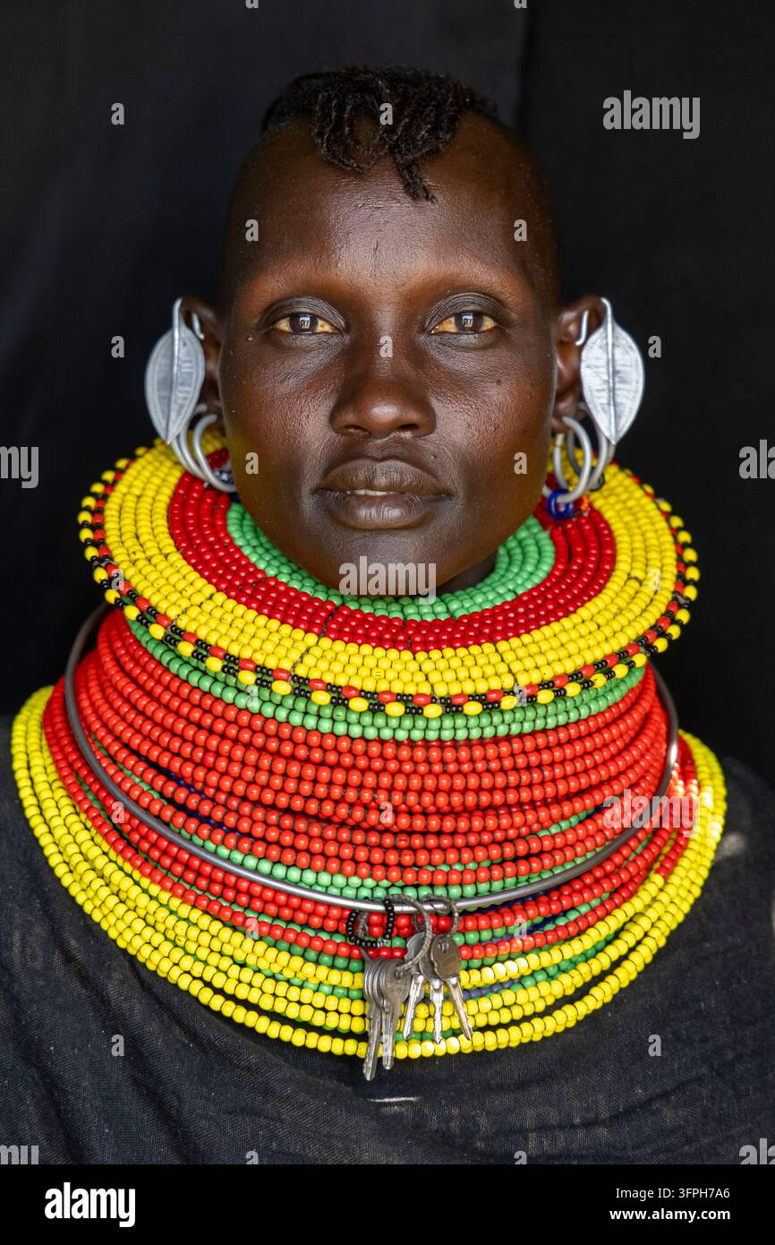 Ritratto di una donna della tribù Turkana con orecchini di foglia d'argento, collane di perle spesse e chiavi appese a un anello cervicale, Contea di Marsabit, Loiyangalani, K Foto Stock