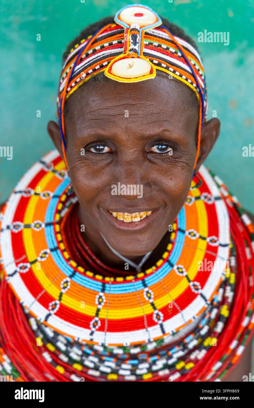 Donna della tribù Rendille sorridente con una fascia di perle e un grande colletto di perle visto dall'alto, Contea di Marsabit, Loiyangalani, Kenya Foto Stock