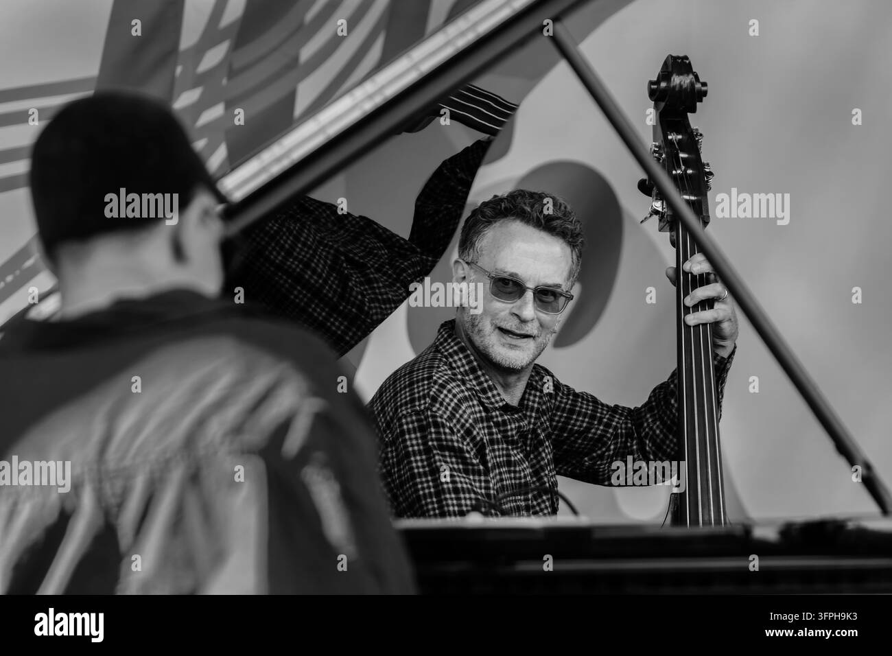 Larry Grenadier al contrabbasso visto attraverso il pianoforte mentre Gerald Clayton suona, Monterey Surprise 1958 Throwback set al 69° Monterey Jazz Festival Foto Stock
