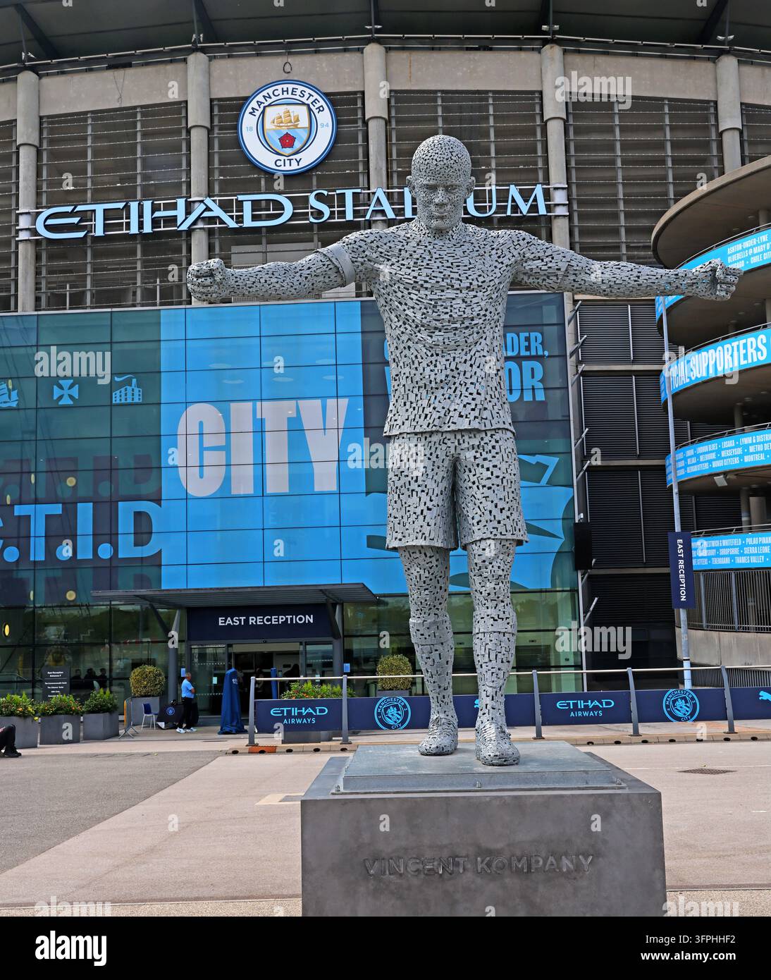 Statua di Vincent Kompany fuori dallo stadio Etihad di Manchester City in onore dell'ex capitano del club Foto Stock