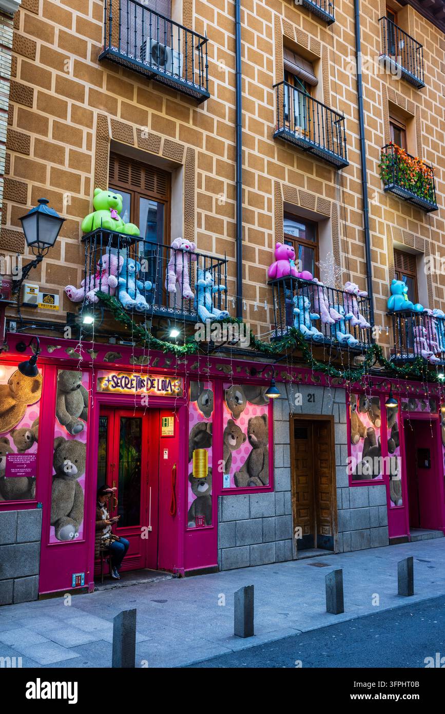 16 marzo 2025, Madrid, Spagna: Esterno del ristorante Los Secretos de Lola decorato con orsi di peluche sovradimensionati e colorati sulla facciata e sui balconi Foto Stock
