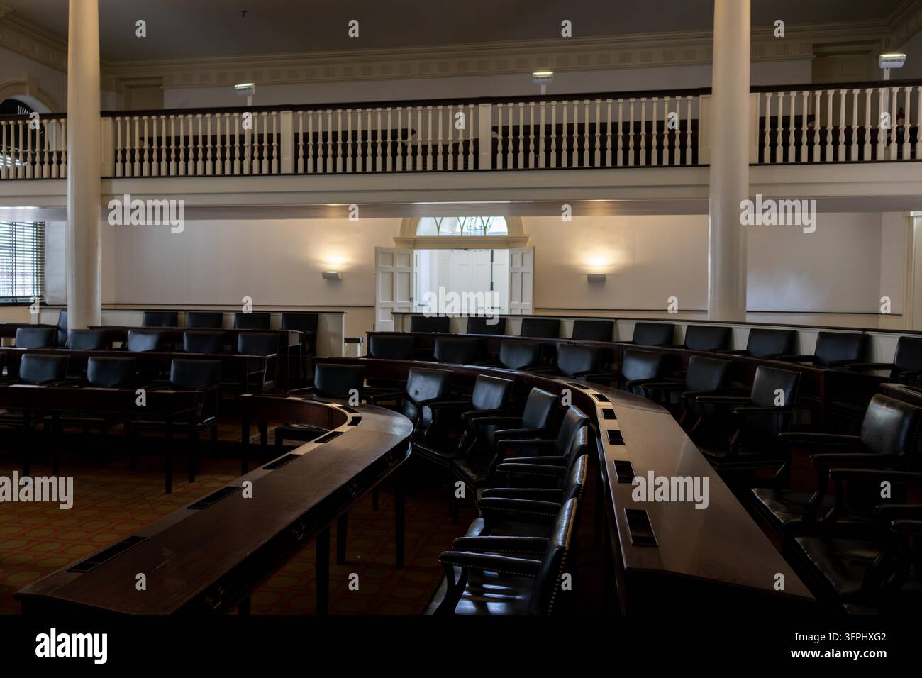 Filadelfia, Stati Uniti - 30 agosto 2026: Vista orizzontale ampia dei gradini semicircolari in pelle, delle scrivanie in legno curve e della galleria degli spettatori Foto Stock