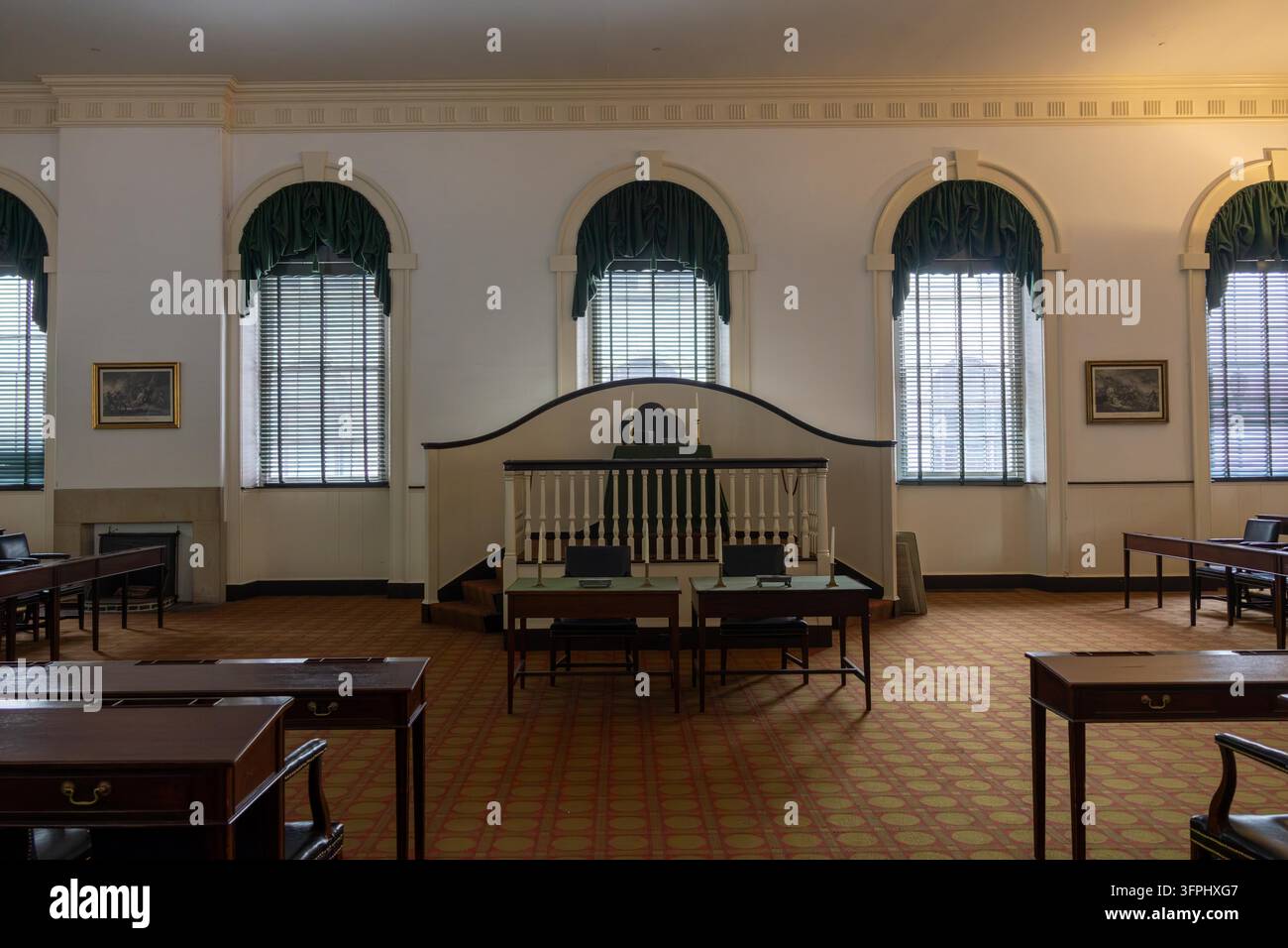 Filadelfia, Stati Uniti - 30 agosto 2026: Composizione orizzontale della storica sala legislativa con finestre ad arco a vetri multipli in verde Foto Stock