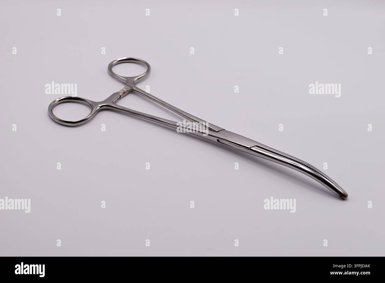 Forbici arteriche mediche curve chiuse, strumento chirurgico isolato su sfondo bianco. Foto Stock
