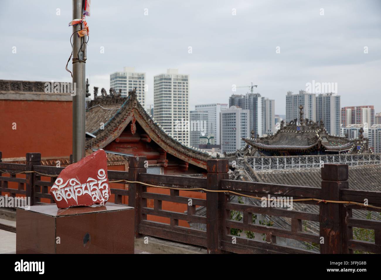 Tempio Fazhuang a Xining Qinghai in Cina, i tetti antichi del tempio contrastano con lo skyline moderno della città, 2018 Foto Stock
