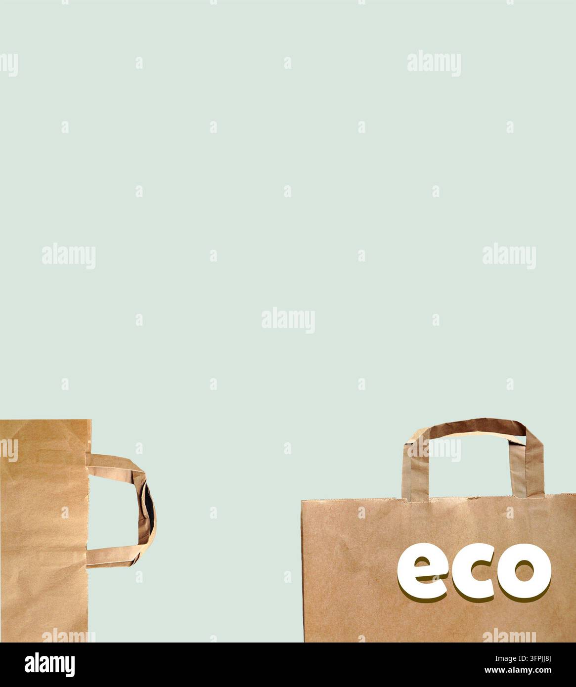 Mockup verticale di borsa di carta ecologica minimalista su sfondo chiaro. Modello di packaging sostenibile e branding organico con spazio per il testo Foto Stock