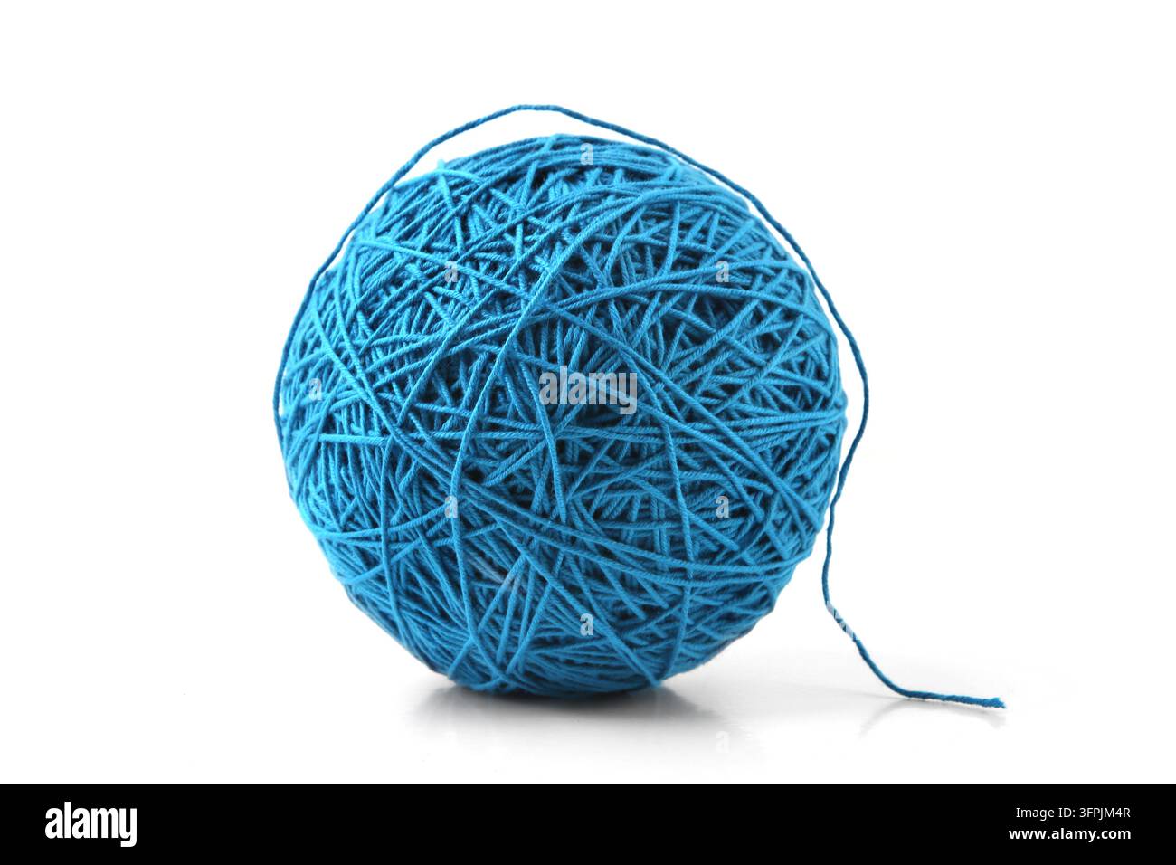 Palla di grosso filo blu isolata su sfondo bianco. Palla di filo di cotone naturale. Foto Stock